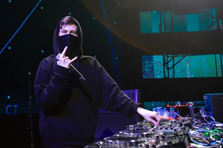 hình ảnh Alan Walker chơi nhạc DJ Sự nghiệp của Alan Walker