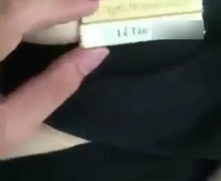 Trong lúc mây mưa nam chính cũng không quên Nam chính quay cận cảnh bảng tên nữ lễ tân tên V.P. Trong lúc mây mưa nam chính cũng không quên Nam chính quay cận cảnh bảng tên nữ lễ tân tên V.P.