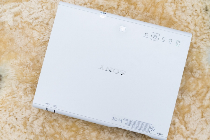 Sony VPL-CH355 có thiết kế để lắp cố định 1 vị trí Sony VPL-CH355 có thiết kế để lắp cố định 1 vị trí