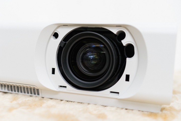 Sony VPL-CH355 đó chính là tích hợp độ sáng khá cao để phù hợp với môi trường của phòng họp thường không được xử lý ánh sáng Sony VPL-CH355 đó chính là tích hợp độ sáng khá cao để phù hợp với môi trường của phòng họp thường không được xử lý ánh sáng
