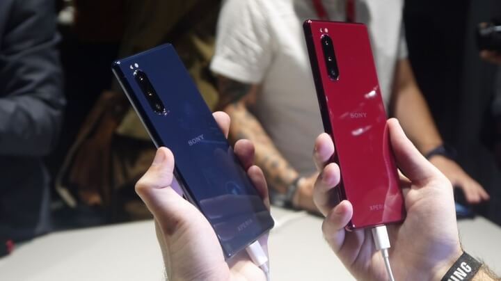 Xperia 5 mang trong mình sức mạnh đến từ vi xử lý Snapdragon 855, 6GB RAM cùng bộ nhớ trong dung lượng 128GB, hỗ trợ thẻ nhớ microSD lên đến 512GB. Khi được lên kệ, thiết bị sẽ chạy trên hệ điều hành Android 9 Pie và sở hữu viên pin 3140mAh hỗ trợ công nghệ sạc nhanh Xperia® Adaptive Charging. Xperia cũng đạt chứng nhận kháng bụi, nước IP68.