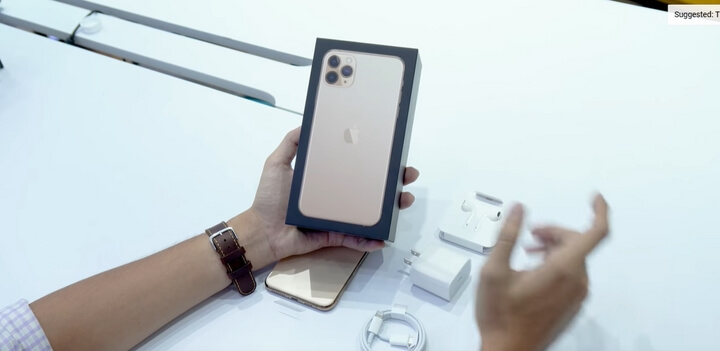 Đầu tiên phải nói là hộp màu trắng thường thấy không còn mà thay vào đó là màu đen quay trở lại màu của những chiếc iphone đời đầu chăng. Bên trên vỏ hộp là hình mặt lưng của iPhone 11 Pro Max khá to chiếm hết khích thước của hộp luôn.