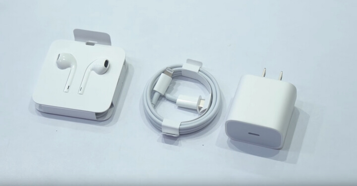 Khui hộp ra bên trong sẽ bao gồm : Cáp sạc sử dụng cổng Lightning với đầu nối là cổng USB-C, Củ sạc 18W, tai nghe, không có cáp chuyển đổi từ cổng Lightning sang USB-C.