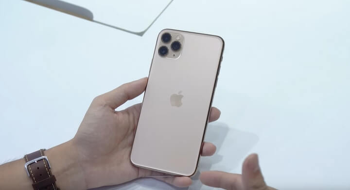 Nhìn vào iPhone 11 Pro Max không khác gì so với iPhone XS Max ra mắt năm ngoái.
