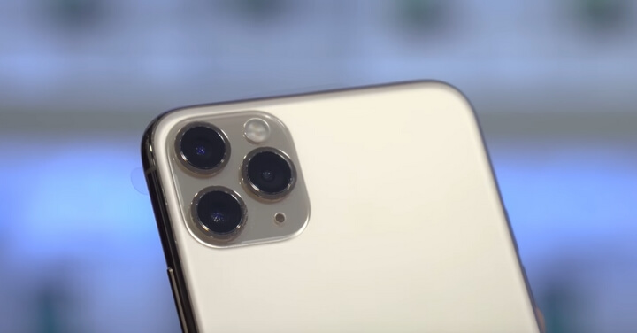 Niếu như nhìn vào cụm 3 camera trên iPhone 11 Pro Max chúng ta sẽ có cảm giác nó bị lồi tuy nhiên thực tế thì không phải như vậy bởi niếu so với iPhone XS Max thì nó lồi ít hơn nhiều