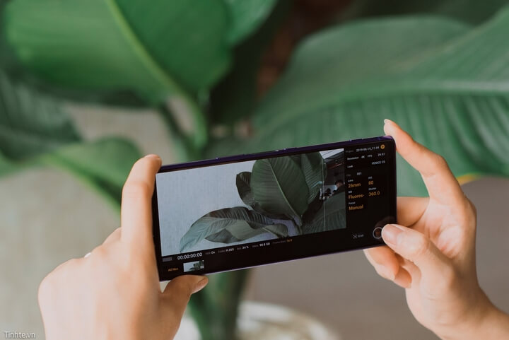 Camera với phần mềm Cinema Pro với giao diện quay phim chuyên dụng, tuỳ chỉnh nhiều thông số, hỗ trợ các profile màu với sự hỗ trợ từ nhóm CineAlta.