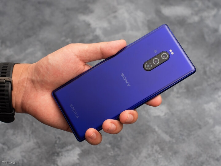 Dù thiết kế có dài hơn nhưng cảm giác cầm nắm trên tay sony Xperia 1 vẫn ngon lành cành đào như bao smartphone cao cấp khác hiện nay trên thị trường .