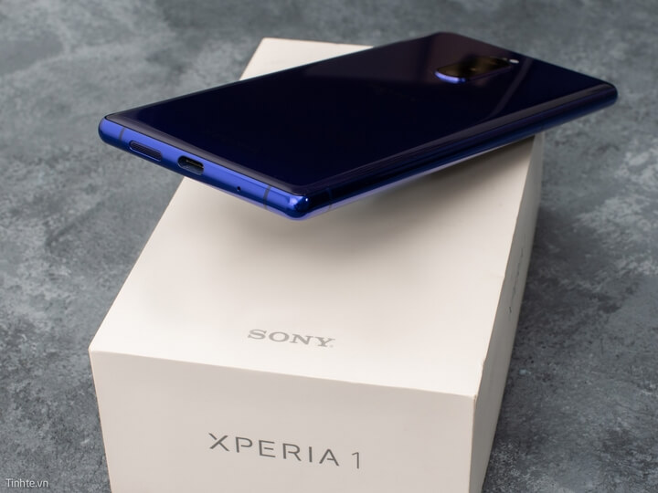 Xperia 1 một mình lội ngược dòng với thiết kế smartphone hiện nay. Màn hình OLED 6,5" độ phân giải 4K với tỉ lệ 21:9