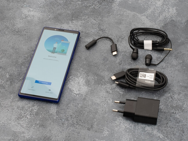 Toàn bộ phụ kiện đi kèm với Xperia 1 bao gồm sạc nhanh 18W, cáp hai đầu USB-C, cổng chuyển USB-C sang 3.5mm, tai nghe MH750 quen thuộc. Như vậy Sony không còn tích hợp công nghệ chống ồn mà cần phải sử dụng tai nghe chuyên dụng như dòng 1000X.