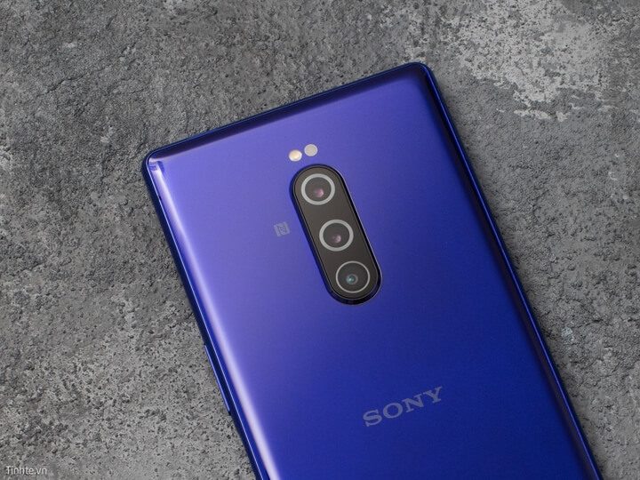 Phía sau là cụm 3 camera sếp theo hàng dọc hơi nhô lên xíu nhìn tổng thể từ phía sau khá là cân đối và hài hòa.