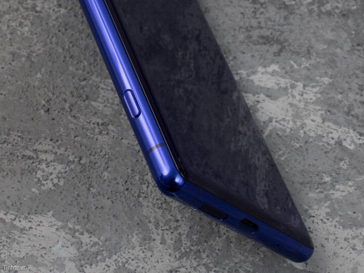 Một điểm nữa là Sony Xperia 1 vẫn còn nút chụp ảnh chuyên dụng khi mà các dòng smartphone hiện nay đều đã loại bỏ và tích hợp luôn vào nút tăng giảm âm lượng.