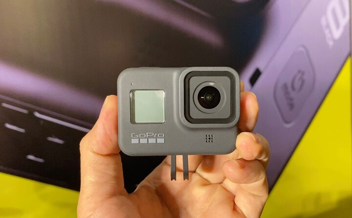 Đưa một cụm micro ra phía trước, tăng khả năng lọc tiếng ồn để thu âm được hiệu quả hơn
