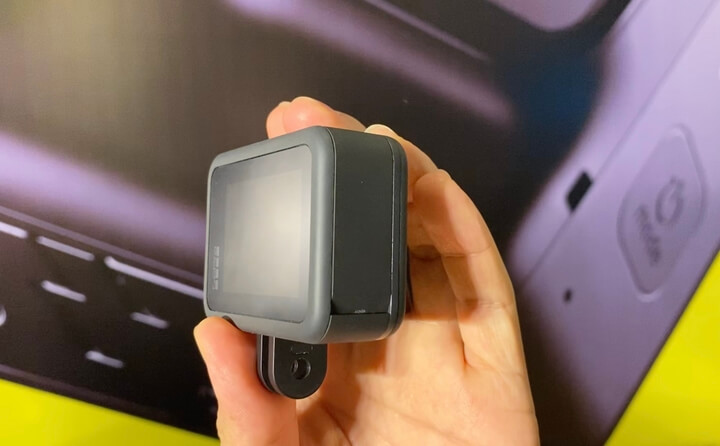 Phía cạnh trái vừa là hộc chứa pin, khe cắm thẻ nhớ và cổng sạc USB-C. Việc loại bỏ khung viền cũng giúp thao tác thay pin, cắm sạc phụ cũng như lấy thẻ nhớ trở nên tiện lợi, nhanh chóng hơn.