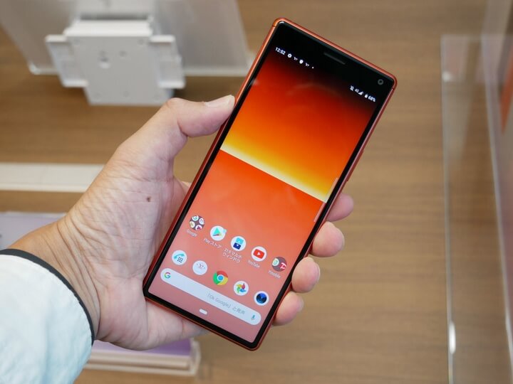 màn hình IPS LCD Triluminous kích thước 6.0 inch có độ phân giải Full HD + 1080 x 2520 pixel tỷ lệ khung hình giống với Xperia 1 21:9 .