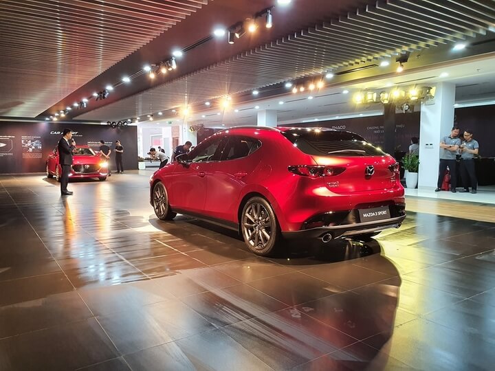nên mua sedan hay Hatchback và 1.5 hay 2.0. nên mua sedan hay Hatchback và 1.5 hay 2.0.
