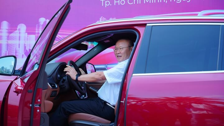 HLV Park Hang-seo chụp hình bên mẫu xe VinFast Lux SA2.0 phiên bản cao cấp.